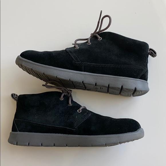 UGG Canoe Suede II Boys Sz 4 (Big Kid) - Picture 4 of 11